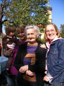 Emely, Andie, Oma, Biene